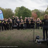 BEdfordshire Rock Choir singers support runners at Ovar-Dressed London fundraiser
