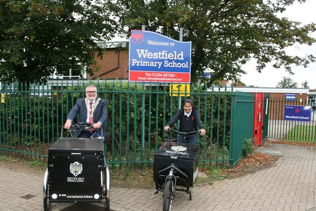 Bedford mayor Dave Hodgson and one of the winners from Westfield Primary School