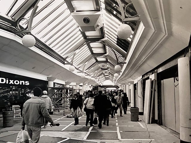 Swan Walk's roof under construction in 1989