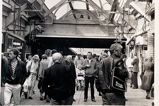 Visitors to Swan Walk during the construction of its roof in 1989