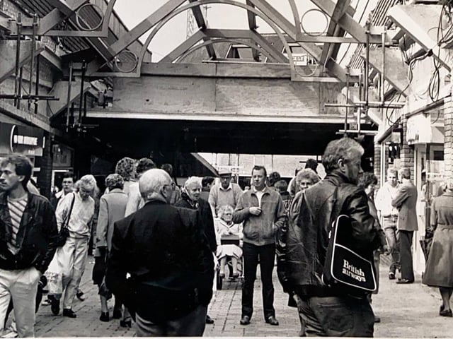 Visitors to Swan Walk during the construction of its roof in 1989