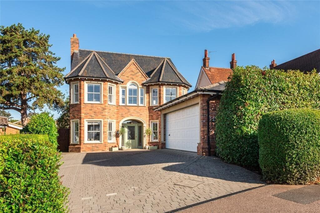 This mega house in Bedford's Putnoe Lane has a huge garden perfect for ...