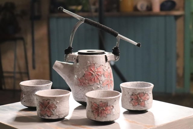 Contestants were asked to make a Japanese tea set in Raku Week