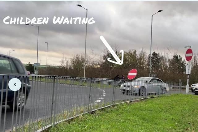 Screenshot cllr Combs video showing children trying to cross exit slip road Image: LDRS