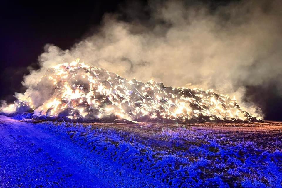 Shefford firefighters battle huge haystack blaze near A507 Gravenhurst ...