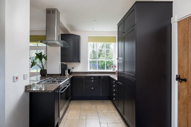 Just take a look at this Shaker kitchen furniture, boldly painted in Smithy Black and topped by gorgeous granite. Very stylish