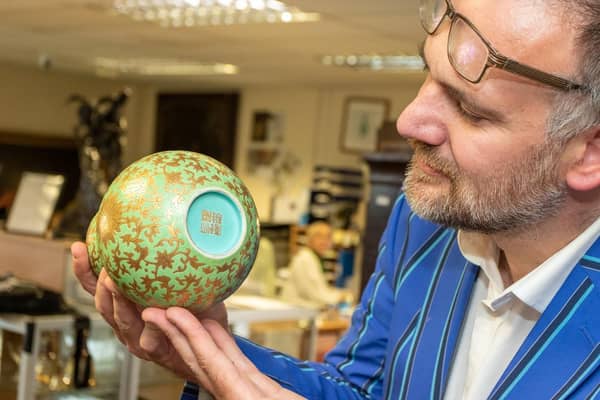 Charles Hanson with Chinese Qianlong vase: photo by Mark Laban
