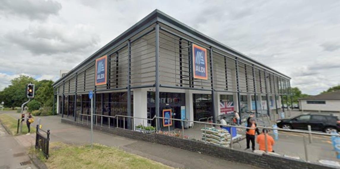 Die drei Aldi-Filialen in Bedford geben ihren Mitarbeitern am zweiten ...