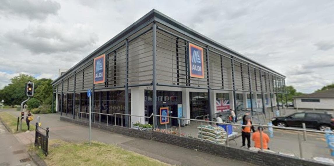 Die drei Aldi-Filialen in Bedford geben ihren Mitarbeitern am zweiten ...