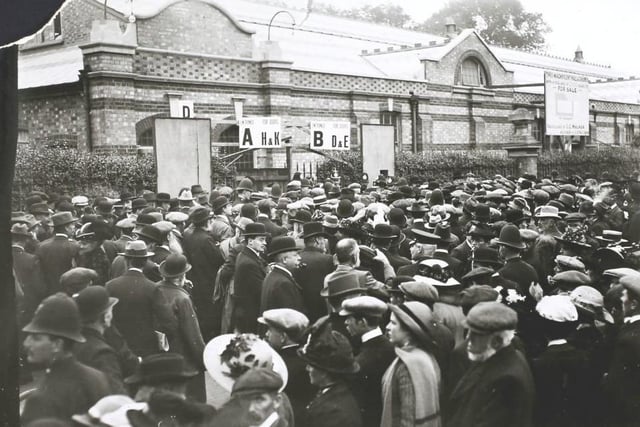 A crowd waiting to gain admittance in Bedford as David Lloyd George opens his campaign.