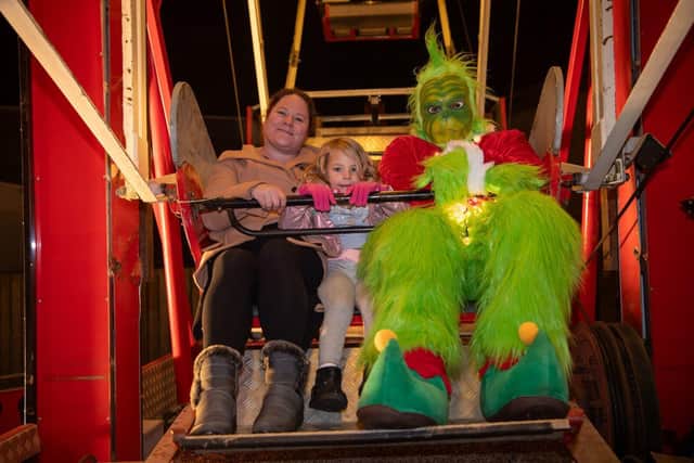 BN - SGB-24833 - A family with The Grinch on the Ferris Wheel