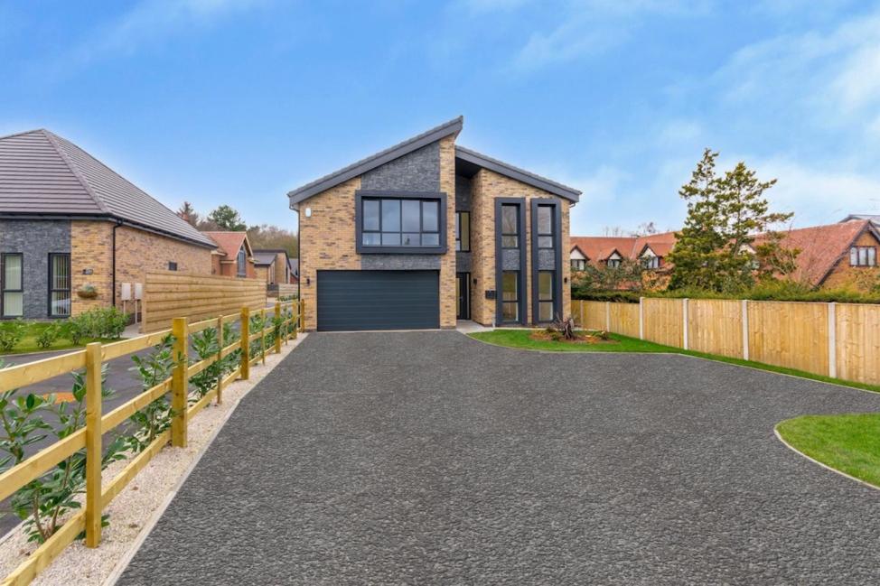 A warm welcome to the new and exclusive five-bedroom home on Kighill Lane in Ravenshead, which is on the market with a guide price of £800,000. The sweeping driveway leads to a double garage.