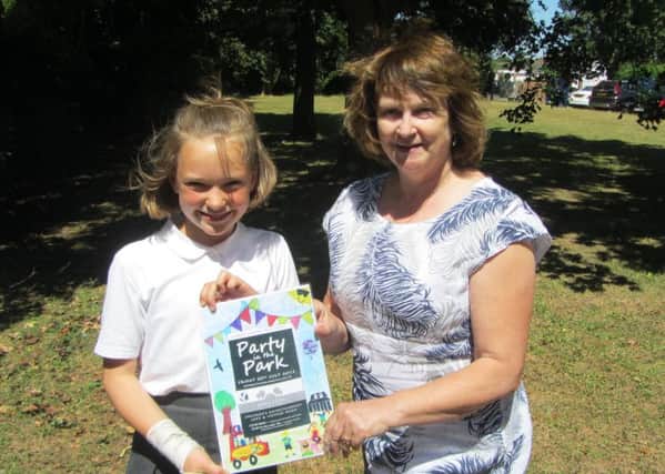 Katya Barwood from Castle Newnham School is pictured
with her winning poster and Amanda Brookes from Bedford
Hospitals Charity.