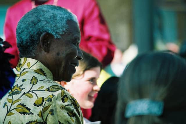 b11-117  Nelson Mandela  visiting Bedford  in 2000. JE wk 4