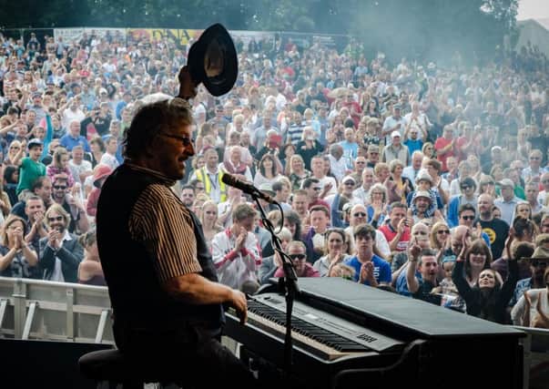Chas 'n' Dave rock the Amphill festival 2015